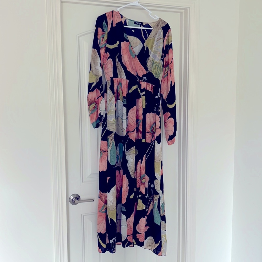 Beautiful long sleeve floral dress! Only worn a couple of times.